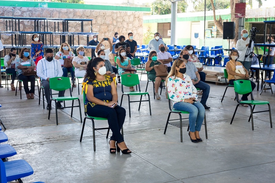 Los padres de familia aseguran que es riesgoso que los niños acudan a clases