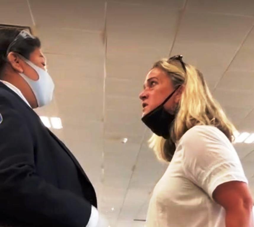 Extranjera actúa sin control en AIC y es retirada del recinto