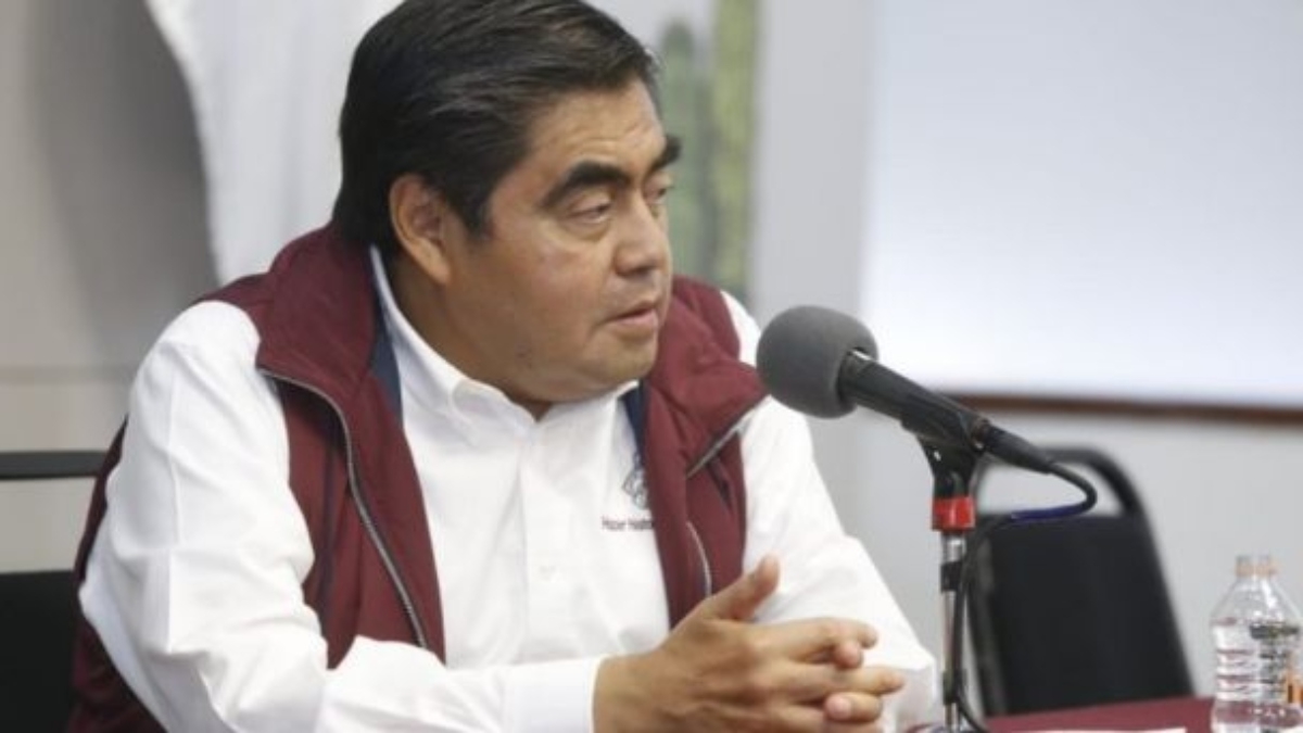 Miguel Barbosa pidió a los familiares y a los alumnos realizarse de inmediato la prueba para saber si son portadores del virus. Foto: Cuartoscuro