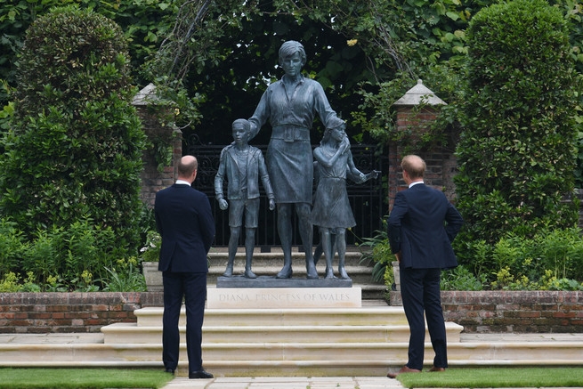 Estatua de Diana de Gales la princesa del pueblo