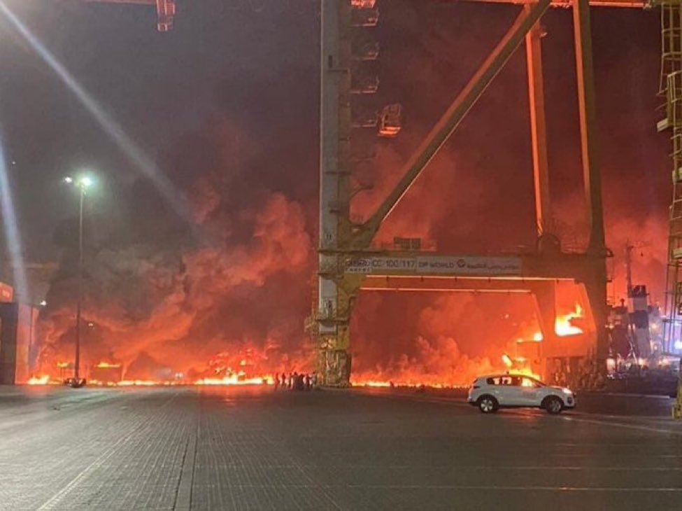 Los equipos de Defensa Civil de Dubái están trabajando en el incendio