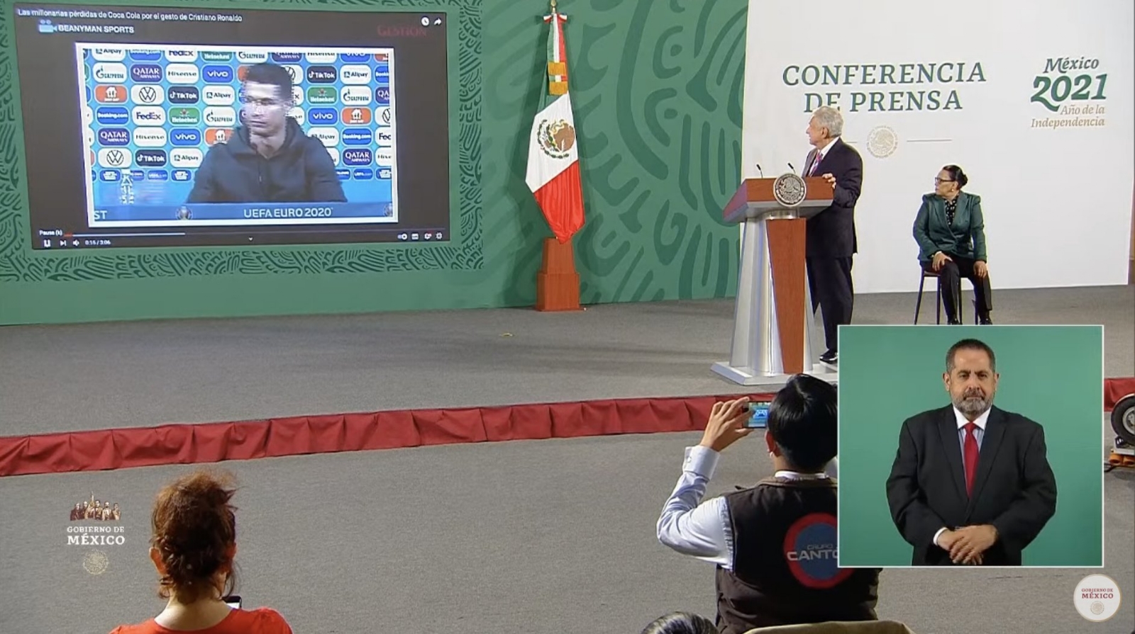 AMLO celebra llamado de Cristiano Ronaldo a no tomar refresco