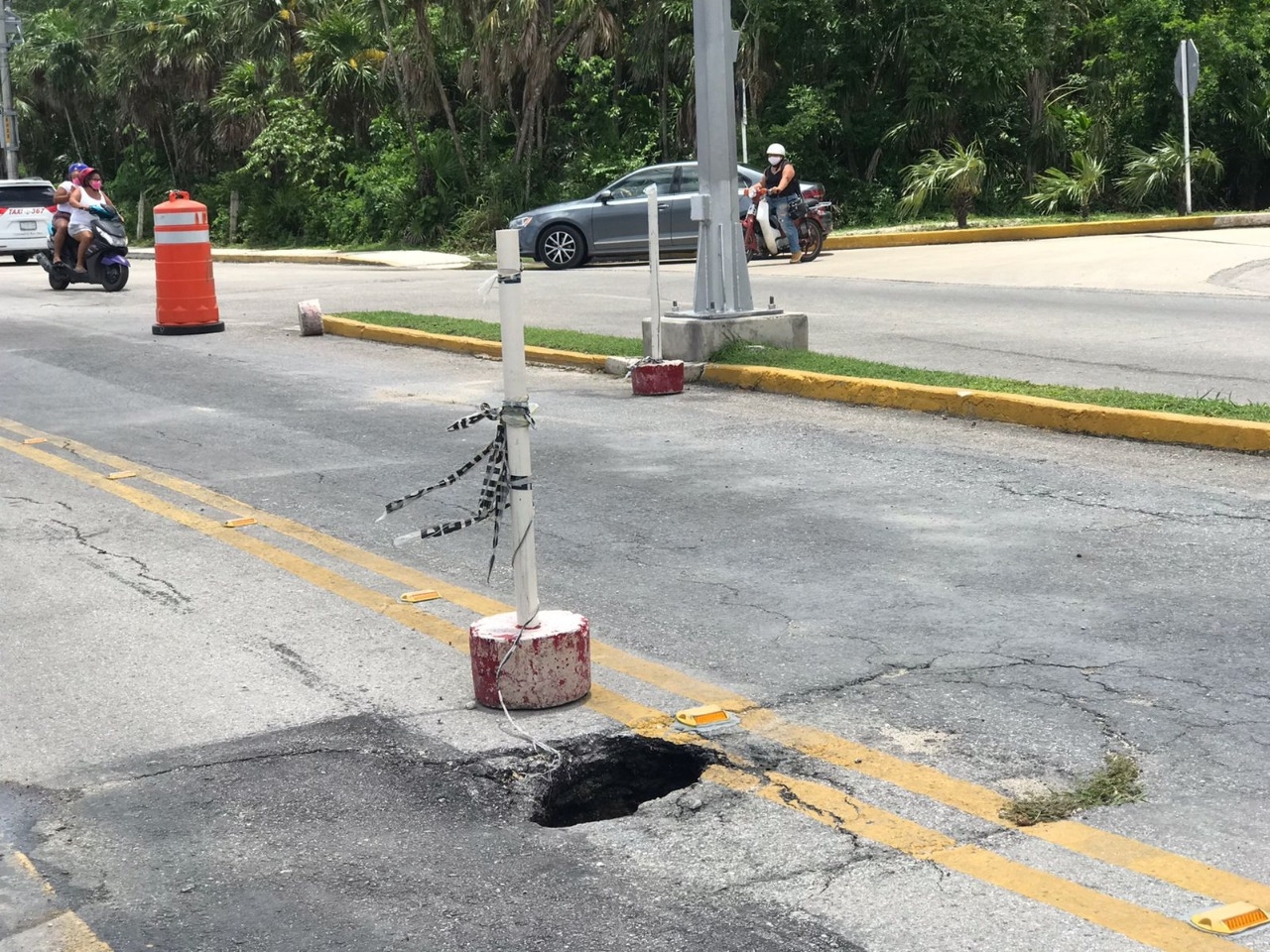 El socavón se formó por corrientes de agua y ojos de agua en la zona, aseguró personal de Proyección Civil de Cozumel El socavón se formó por corrientes de agua y ojos de agua en la zona, aseguró personal de Proyección Civil de Cozumel