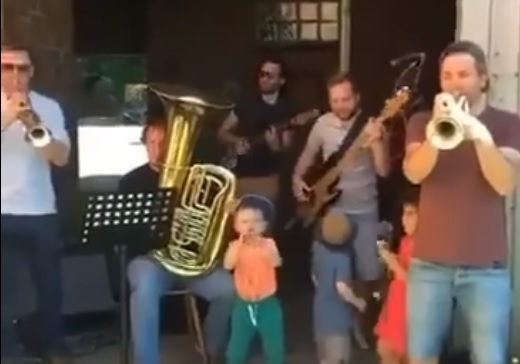 Jóvenes, adultos y niños, bailan y cantan al ritmo de "Cómo me Duele", éxito del 'Gallo de Oro' Jóvenes, adultos y niños, bailan y cantan al ritmo de "Cómo me Duele", éxito del 'Gallo de Oro'