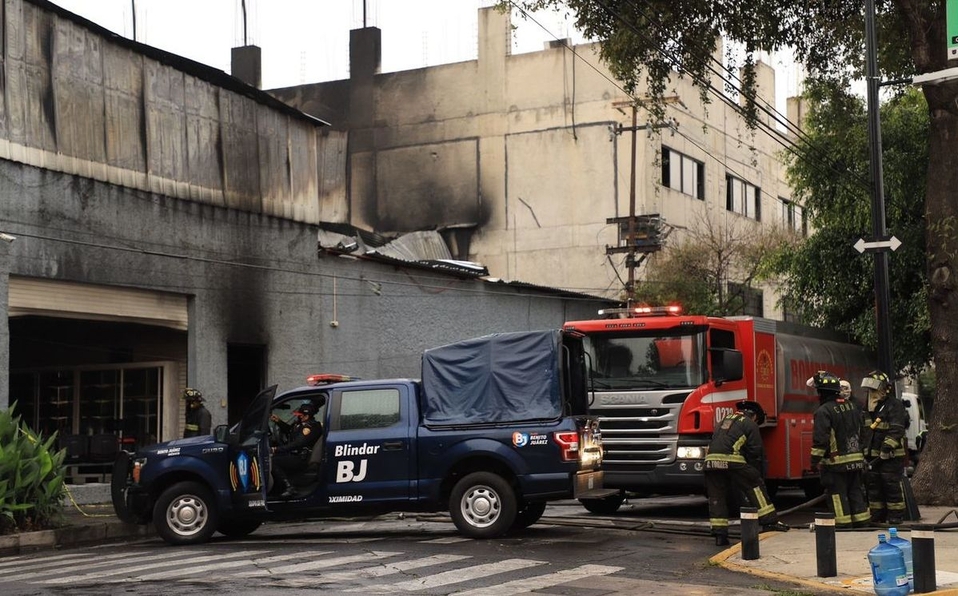 Bomberos continúan trabajando en la remoción de escombros en Benito Juárez.
Bomberos continúan trabajando en la remoción de escombros en Benito Juárez.