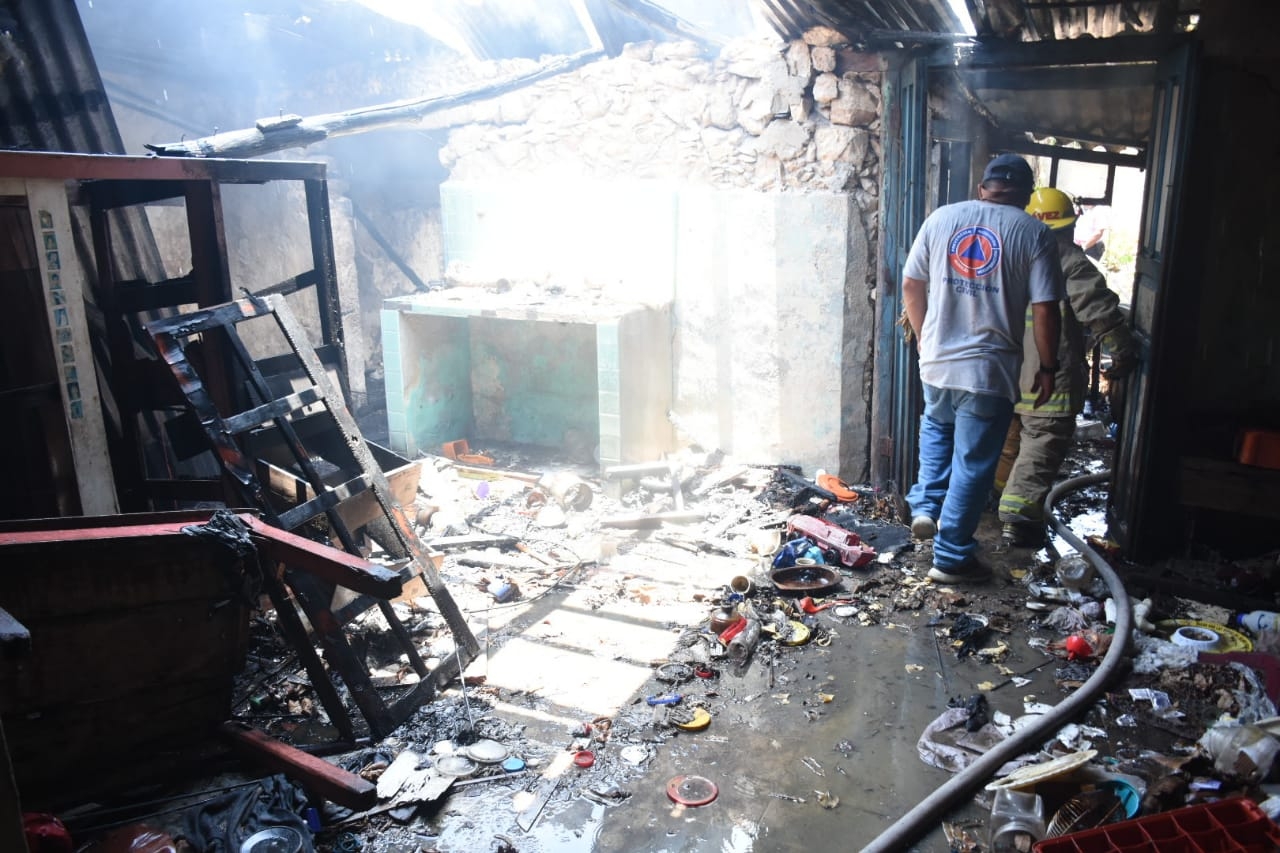 Bomberos utilizaron entre 5 mil y 6 mil litros de agua para sofocar las llamas Bomberos utilizaron entre 5 mil y 6 mil litros de agua para sofocar las llamas