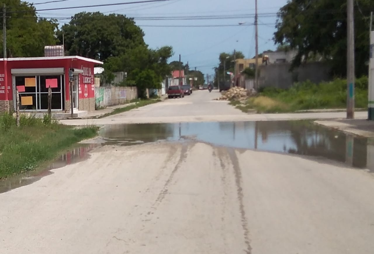 Vecinos aseguran que se desperdician 2 mil litros de agua diariamente Vecinos aseguran que se desperdician 2 mil litros de agua diariamente