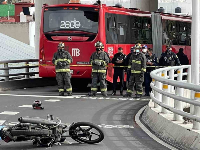Muere motociclista tras ser embestido por unidad del Metrobús en Coyoacán