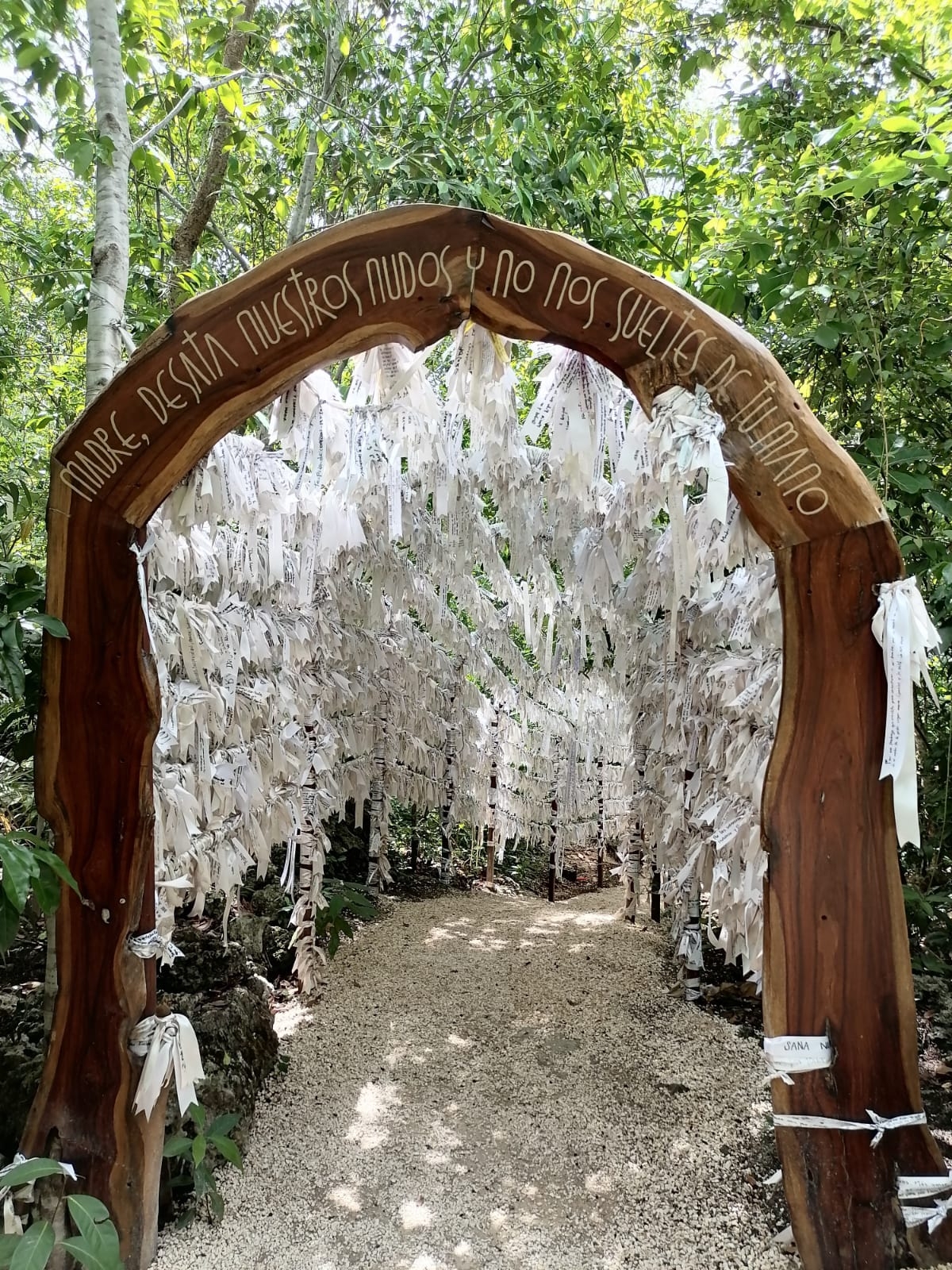 Los fieles colocan su petición en un listón blanco y lo colocan en el santuario para la virgen desatadora de nudos Los fieles colocan su petición en un listón blanco y lo colocan en el santuario para la virgen desatadora de nudos