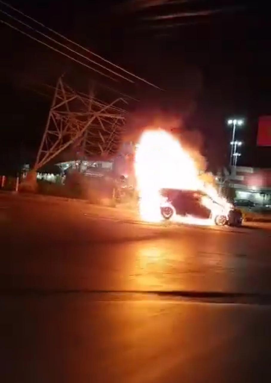 El conductor del vehículo salió ileso, pero la camioneta terminó calcinada tras el siniestro El conductor del vehículo salió ileso, pero la camioneta terminó calcinada tras el siniestro