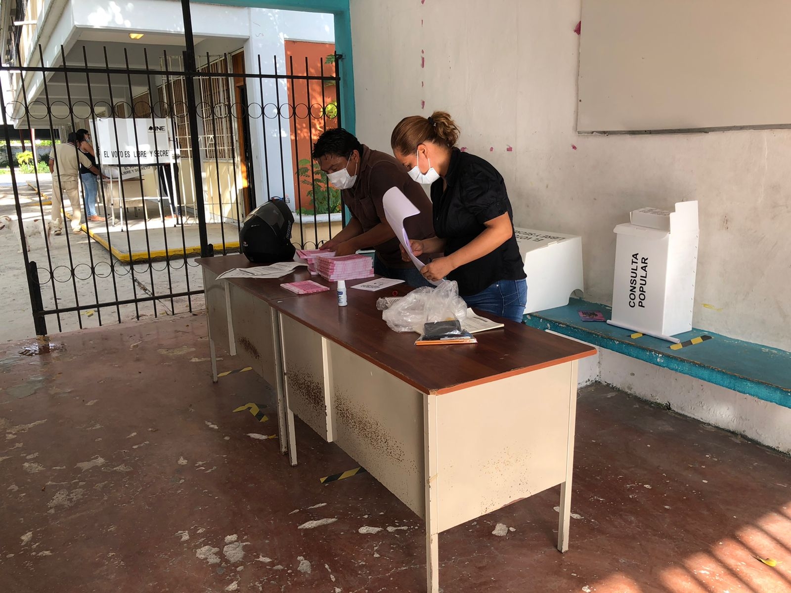 Los funcionarios de las mesas receptoras de la consulta popular prepararon las sedes en la Zona Norte de Quintana Roo este domingo
