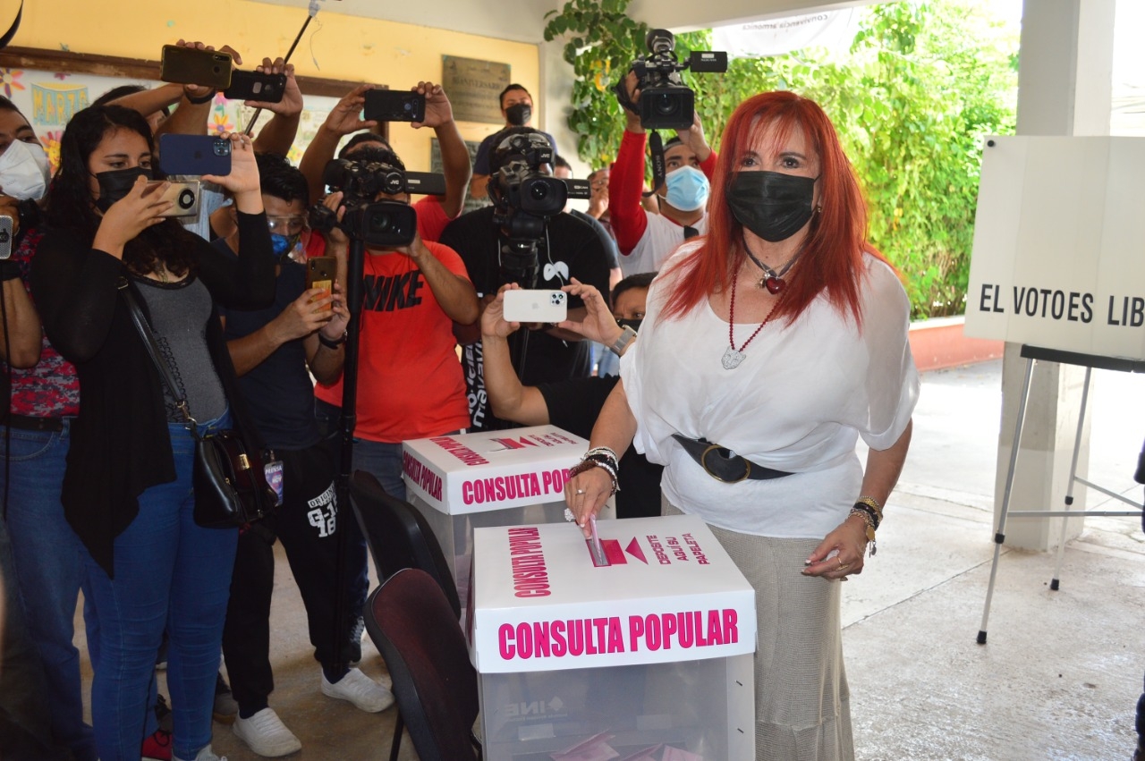 La gobernadora electa de Campeche emitió su voto en la Escuela Primar "Héctor Pérez Martínez"