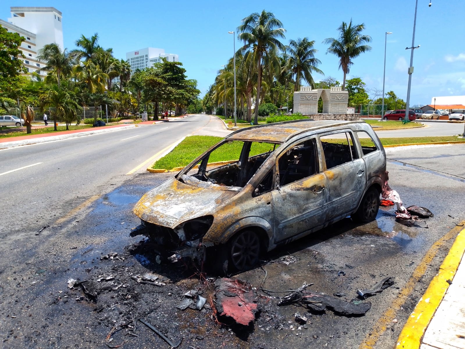 Al lugar llegaron elementos del H. Cuerpo de Bomberos de Cancún para sofocar el fuego