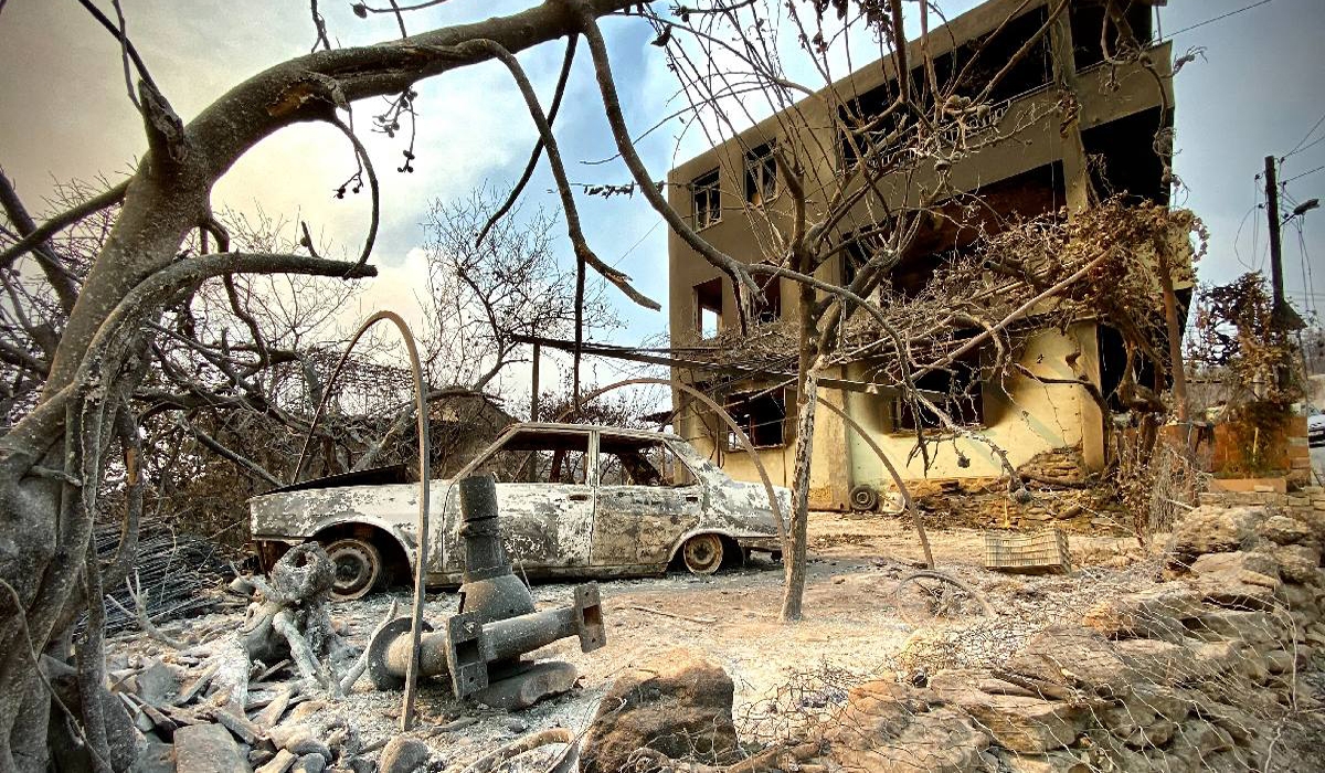 Grupos civiles trataban de salvar viviendas y olivos, pero algunas casas ya estaban dañadas y miles de turistas huían del lugar.
