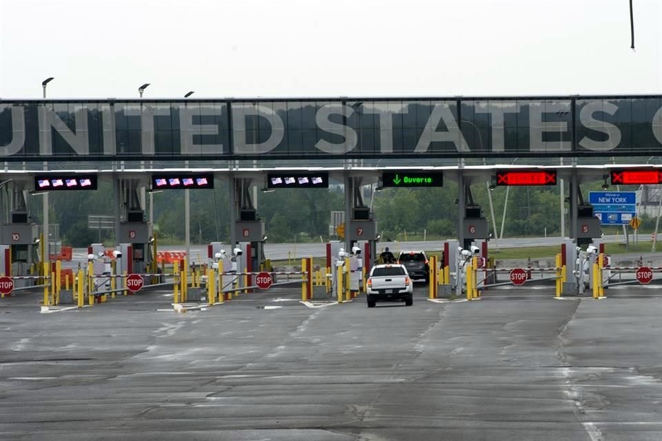 El gobierno de Canadá levantó las restricciones fronterizas con Estados Unidos, esto permitirá que las y los estadounidenses crucen para realizar alguna compra, actividad de turismo o visita El gobierno de Canadá levantó las restricciones fronterizas con Estados Unidos, esto permitirá que las y los estadounidenses crucen para realizar alguna compra, actividad de turismo o visita