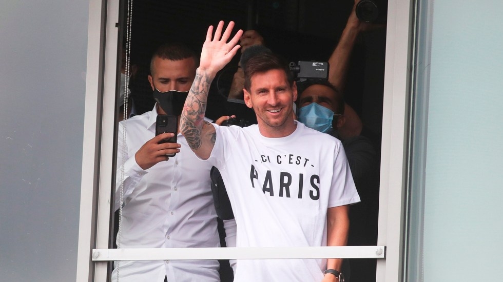 Messi llega a París y saluda a los aficionados en el aeropuerto