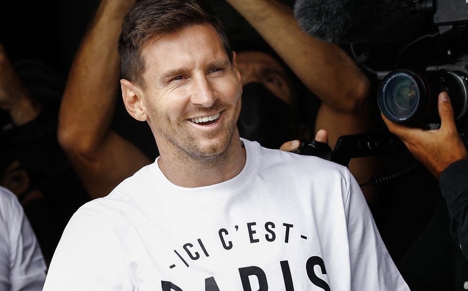 Lionel Messi aterrizó este martes en París para cerrar su incorporación al club francés