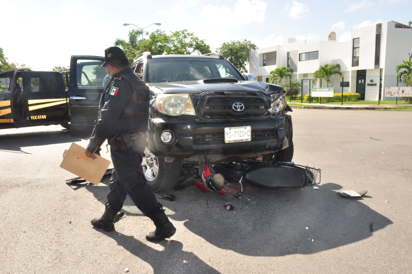 Camioneta Toyota se lleva de paso a motociclista tras 'volarse' el alto en Mérida