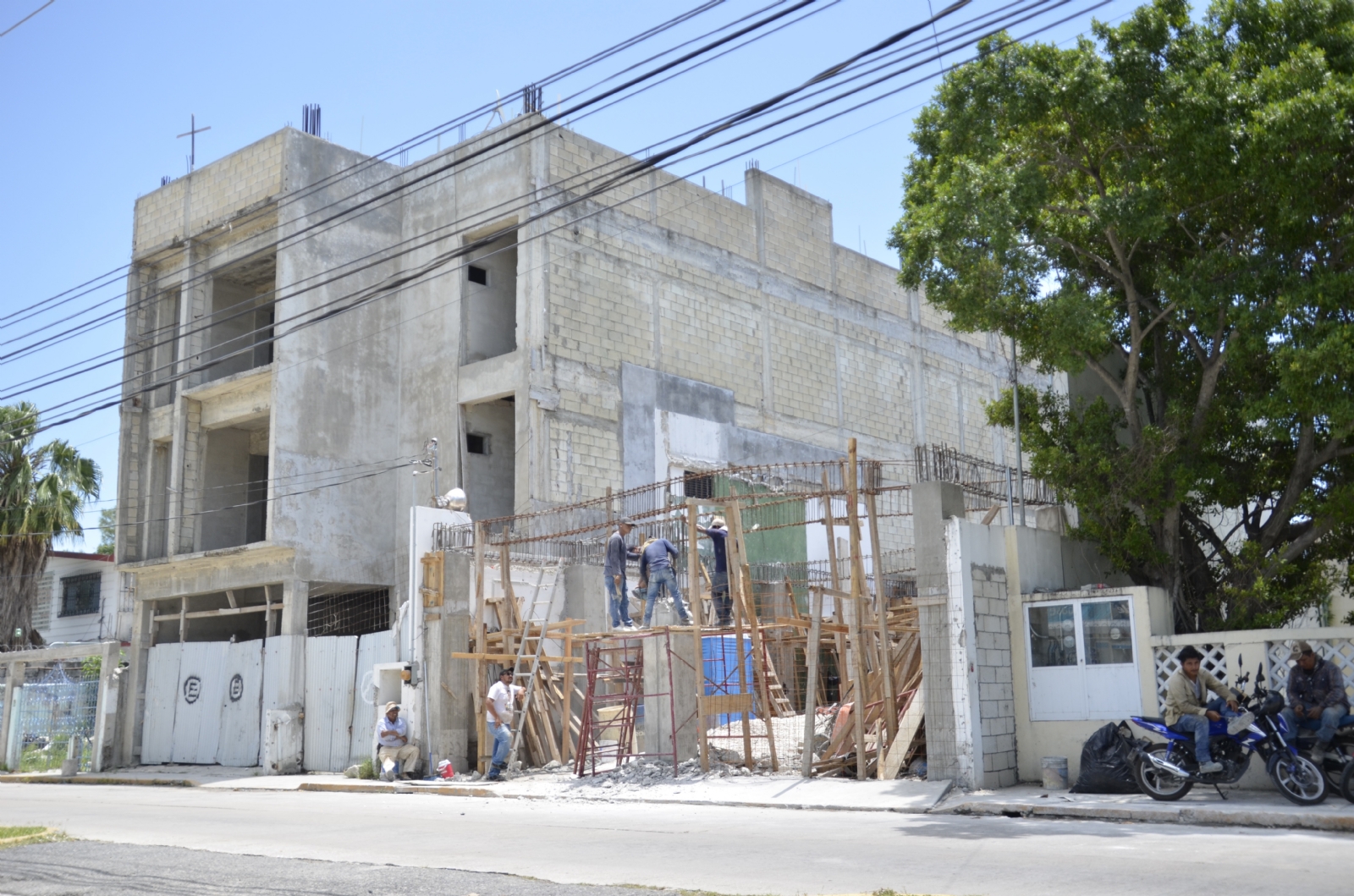 Sobre manufacturas, construcción y electricidad, el estado retrocedió -7.3 por ciento, a la tasa anual Sobre manufacturas, construcción y electricidad, el estado retrocedió -7.3 por ciento, a la tasa anual