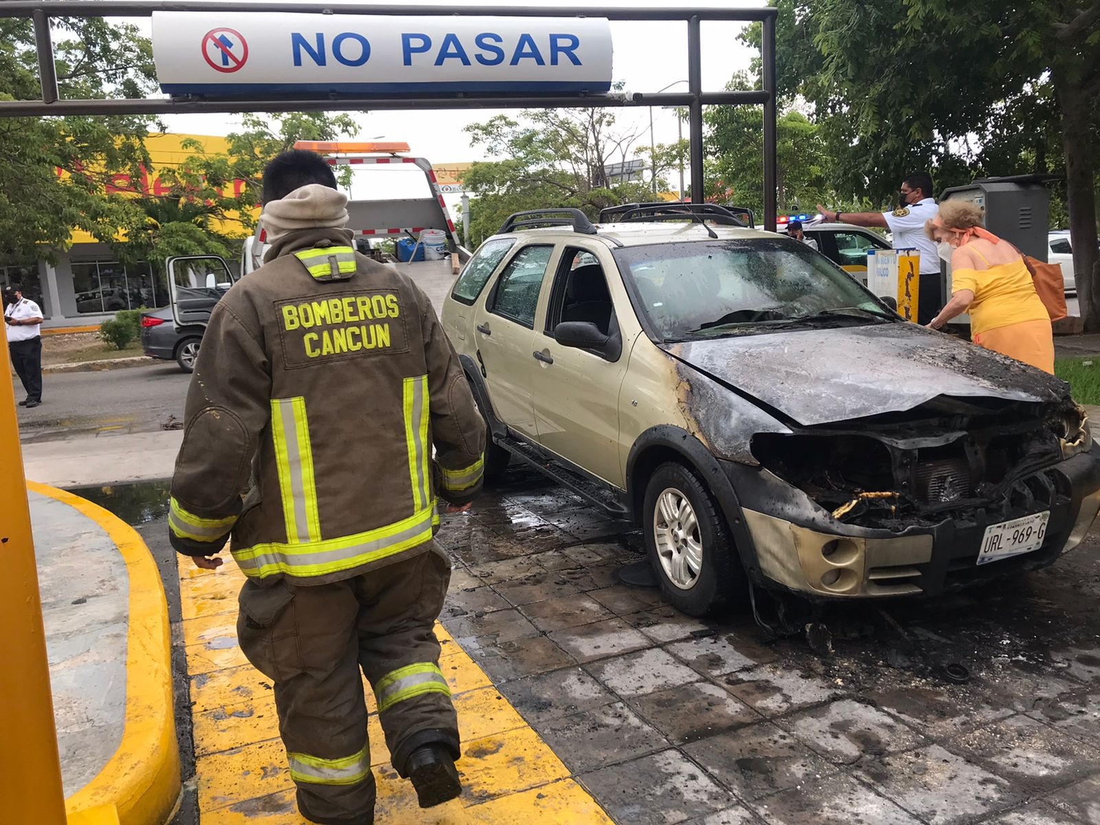 Presunto corto circuito provoca incendio en el motor de un vehículo mientras circulaba por una plaza
