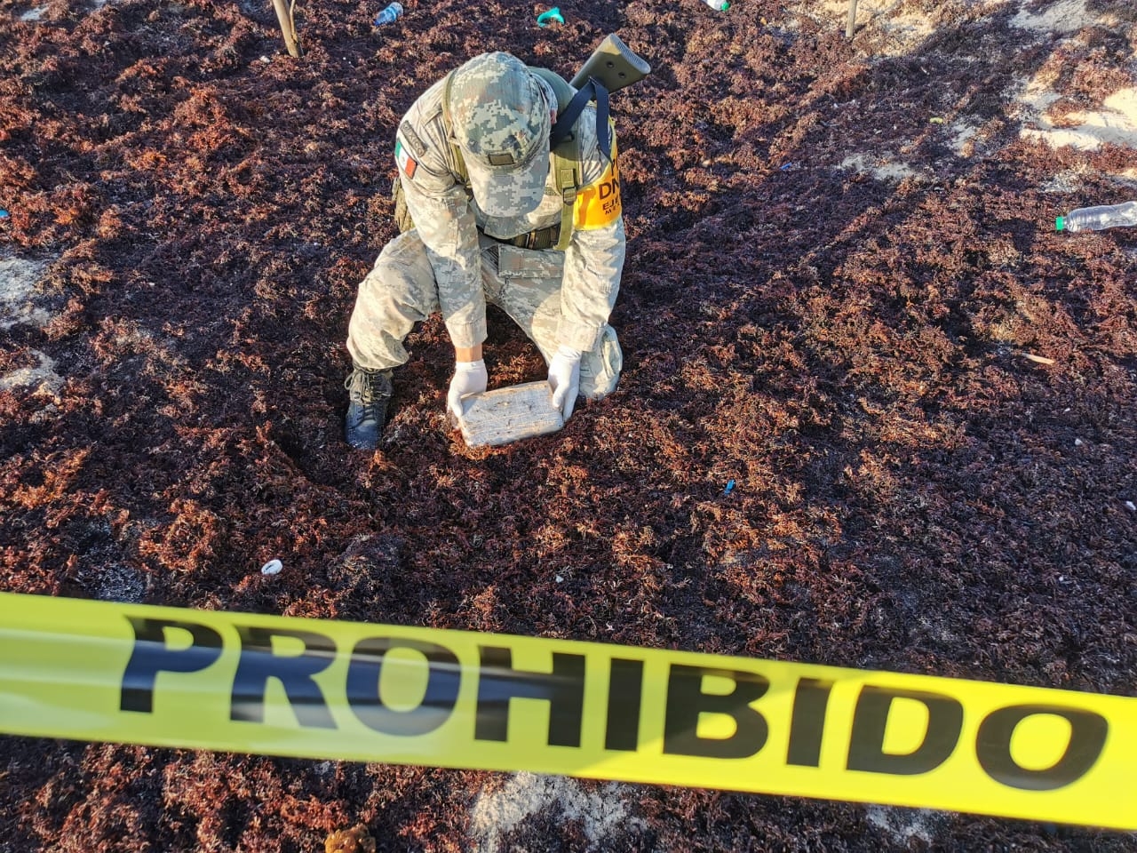 Personal militar encontró dos paquetes de droga a la orilla de la playa Personal militar encontró dos paquetes de droga a la orilla de la playa