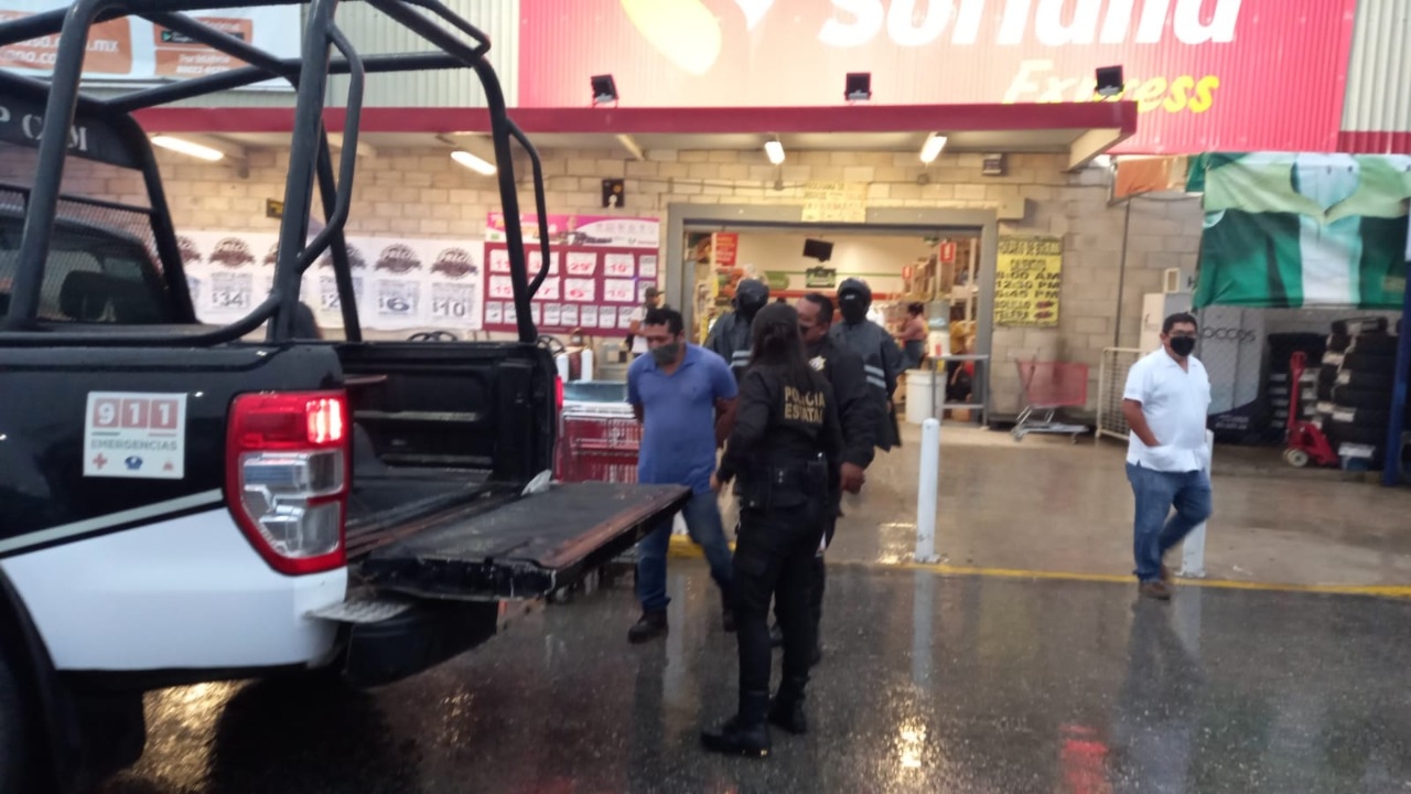 Mientras pagaba una canastilla de cervezas en la caja, el hombre intentó esconder otras bajo su camisa Mientras pagaba una canastilla de cervezas en la caja, el hombre intentó esconder otras bajo su camisa