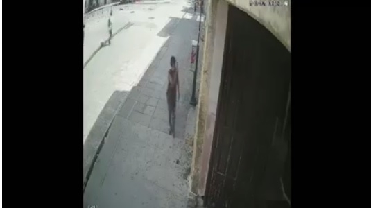 En la imagen se ve al joven José Eduardo, de 23 años, caminar sobre la calle 62 del Centro de Mérida con lo que parece una losa En la imagen se ve al joven José Eduardo, de 23 años, caminar sobre la calle 62 del Centro de Mérida con lo que parece una losa