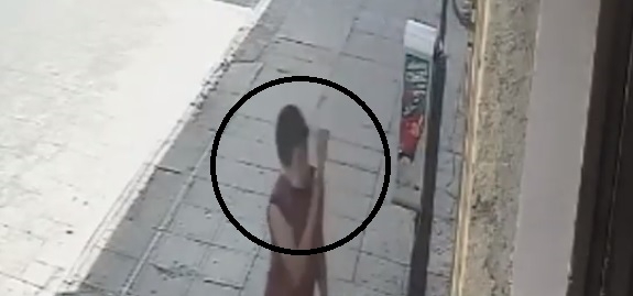 José Eduardo fue captado por una cámara del sindicato del FUTV al momento de tirar una losa José Eduardo fue captado por una cámara del sindicato del FUTV al momento de tirar una losa