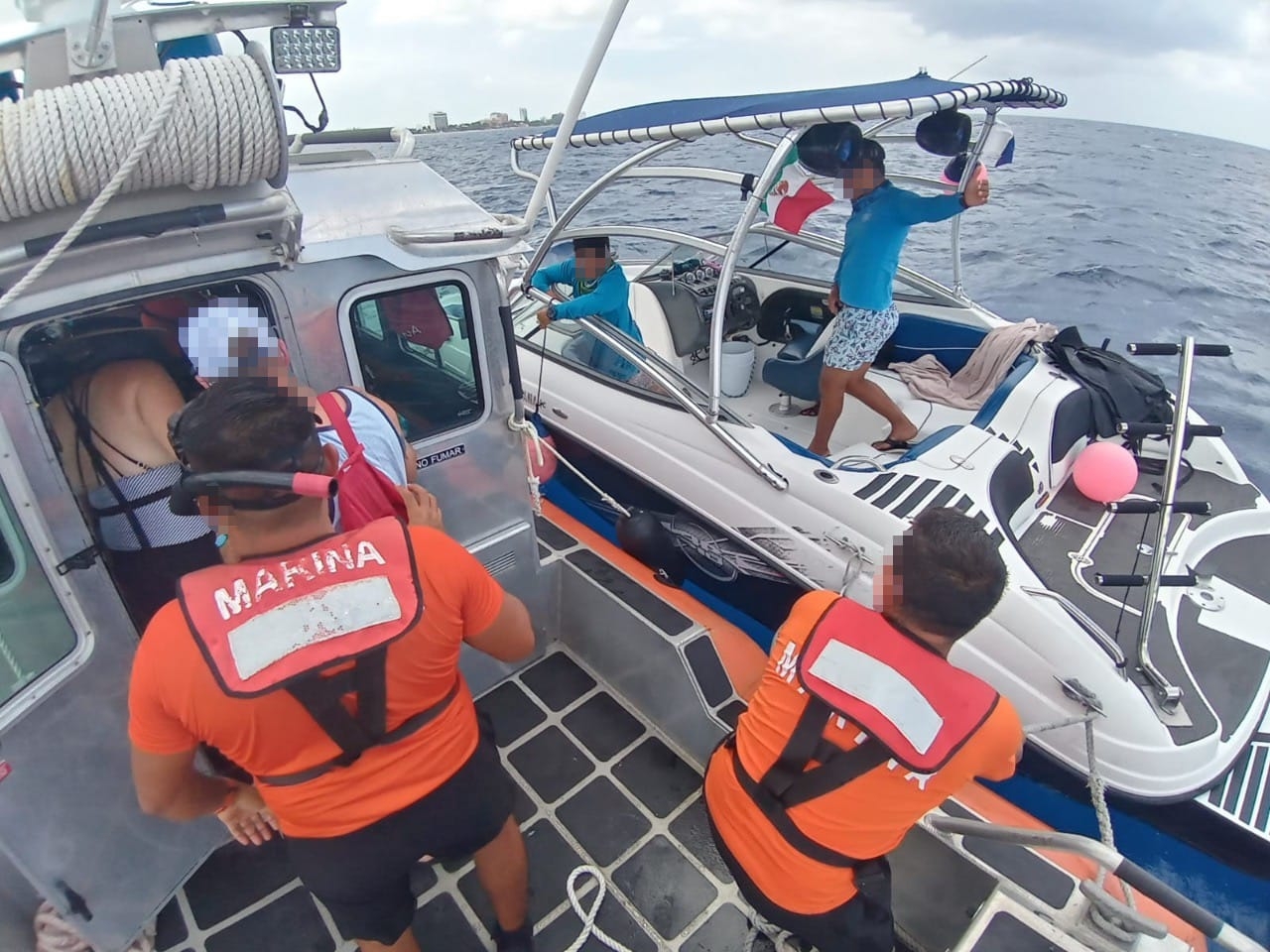 Semar rescata a seis personas de una embarcación a la deriva en Cozumel