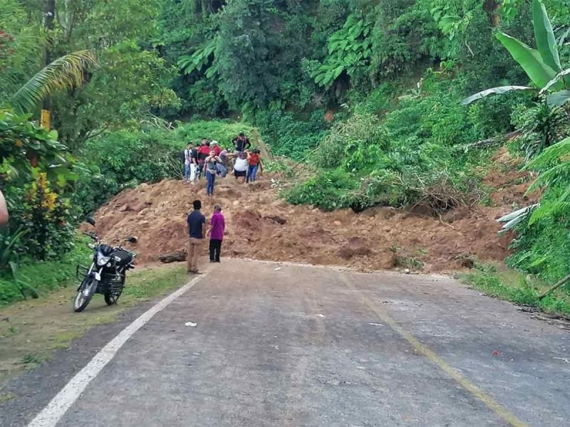 Rescatan a familia que quedó atrapada tras deslave por fuertes lluvias en Chiapas Rescatan a familia que quedó atrapada tras deslave por fuertes lluvias en Chiapas