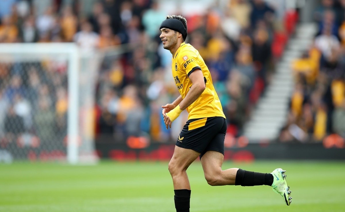 El delantero mexicano figura en el 11 estelar del Wolverhampton en su visita a la casa del Leicester City