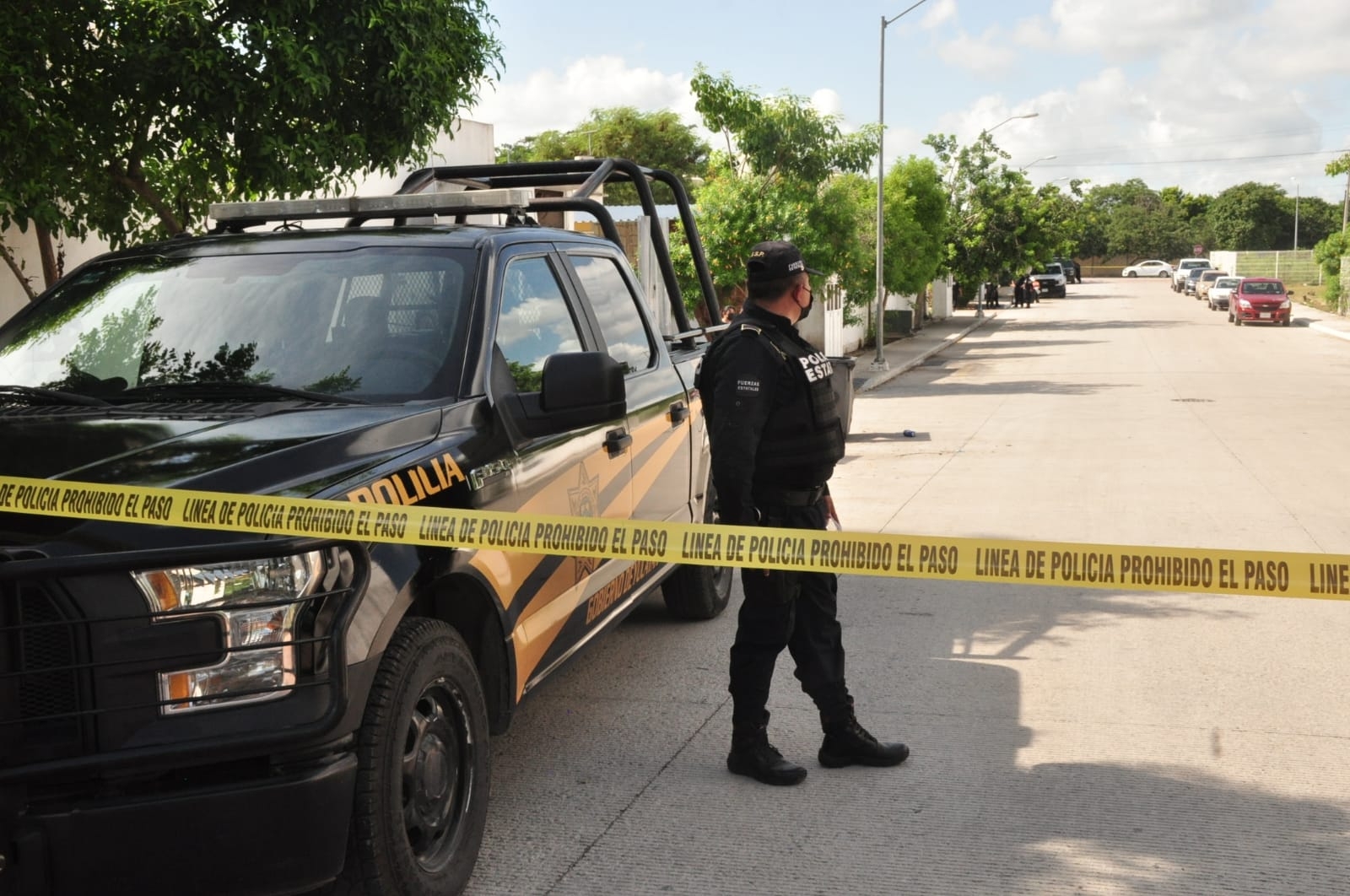 El cuerpo fue visto por una vecina desde la ventana, luego de ver al hombre salir con rumbo desconocido de la casa
