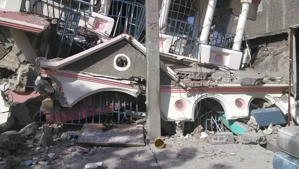 Los habitantes compartieron imágenes en redes sociales que muestran los desesperados esfuerzos para sacar a gente de los escombros de los edificios derrumbados. Foto: Especial