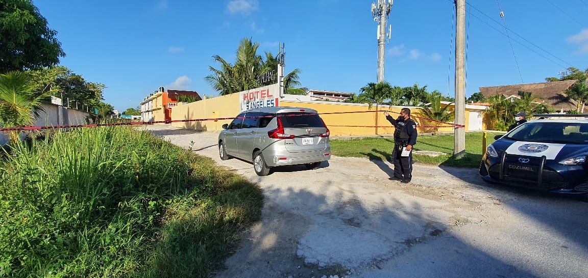 La mujer fue hallada en un charco de sangre por paramédicos, que constataro0n su muerte dentro del motel en Cozumel