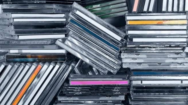 Por muchos años los CDs fueron parte de la vida musical de más de uno y en la actualidad resultan inecesarios Por muchos años los CDs fueron parte de la vida musical de más de uno y en la actualidad resultan inecesarios