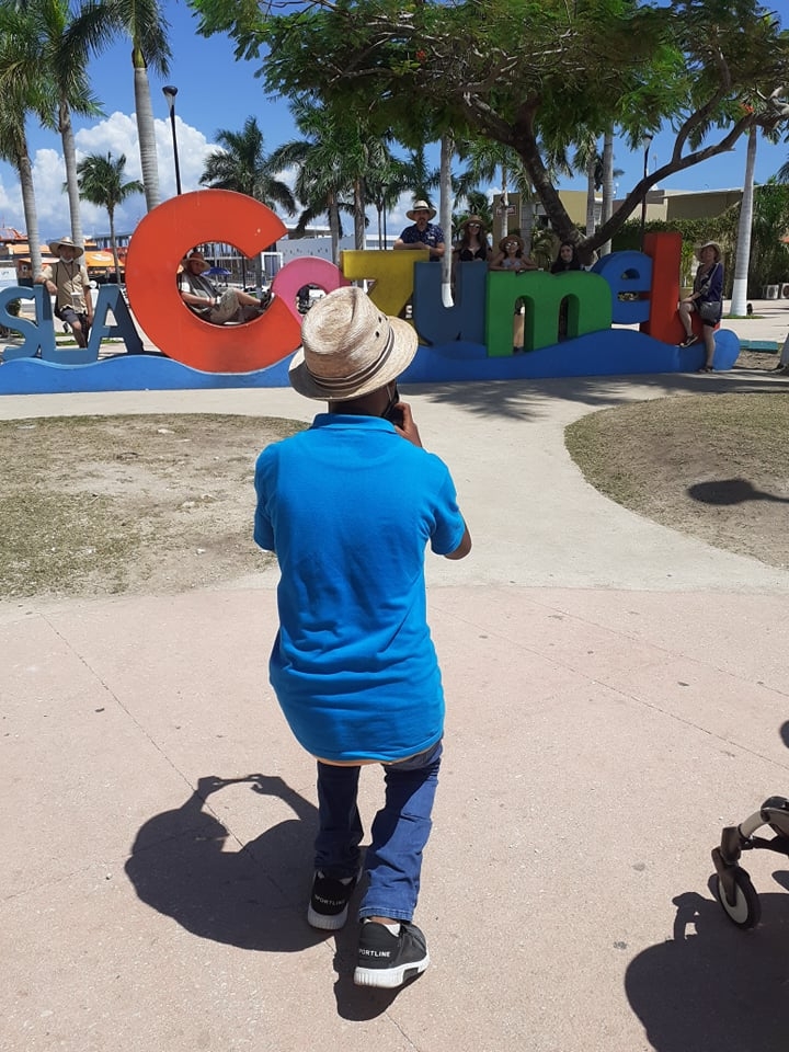 Una gran cantidad de turistas, la mayoría nacionales, utilizan la leyenda “Cozumel” para llevarse un recuerdo de la Isla de las Golondrinas Una gran cantidad de turistas, la mayoría nacionales, utilizan la leyenda “Cozumel” para llevarse un recuerdo de la Isla de las Golondrinas