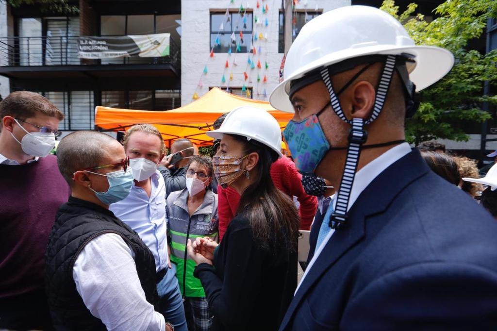 Sheinbaum promete apoyo para alojamiento de vecinos afectados por explosión en edificio de Avenida Coyoacán Sheinbaum promete apoyo para alojamiento de vecinos afectados por explosión en edificio de Avenida Coyoacán