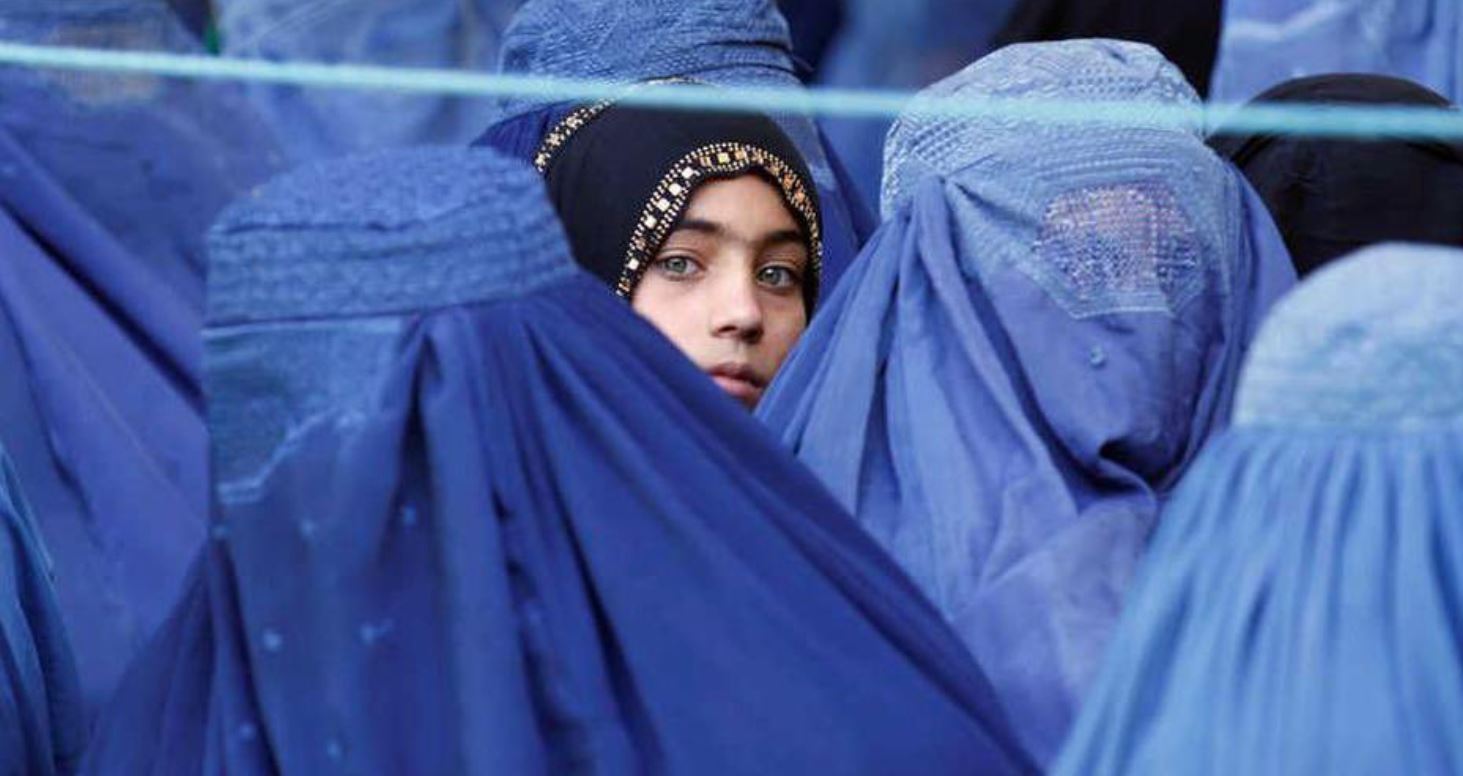 La mujer afgana bajo el Régimen Talibán puede ser severamente castigada o asesinada por mostrar hasta 2 cm de piel La mujer afgana bajo el Régimen Talibán puede ser severamente castigada o asesinada por mostrar hasta 2 cm de piel