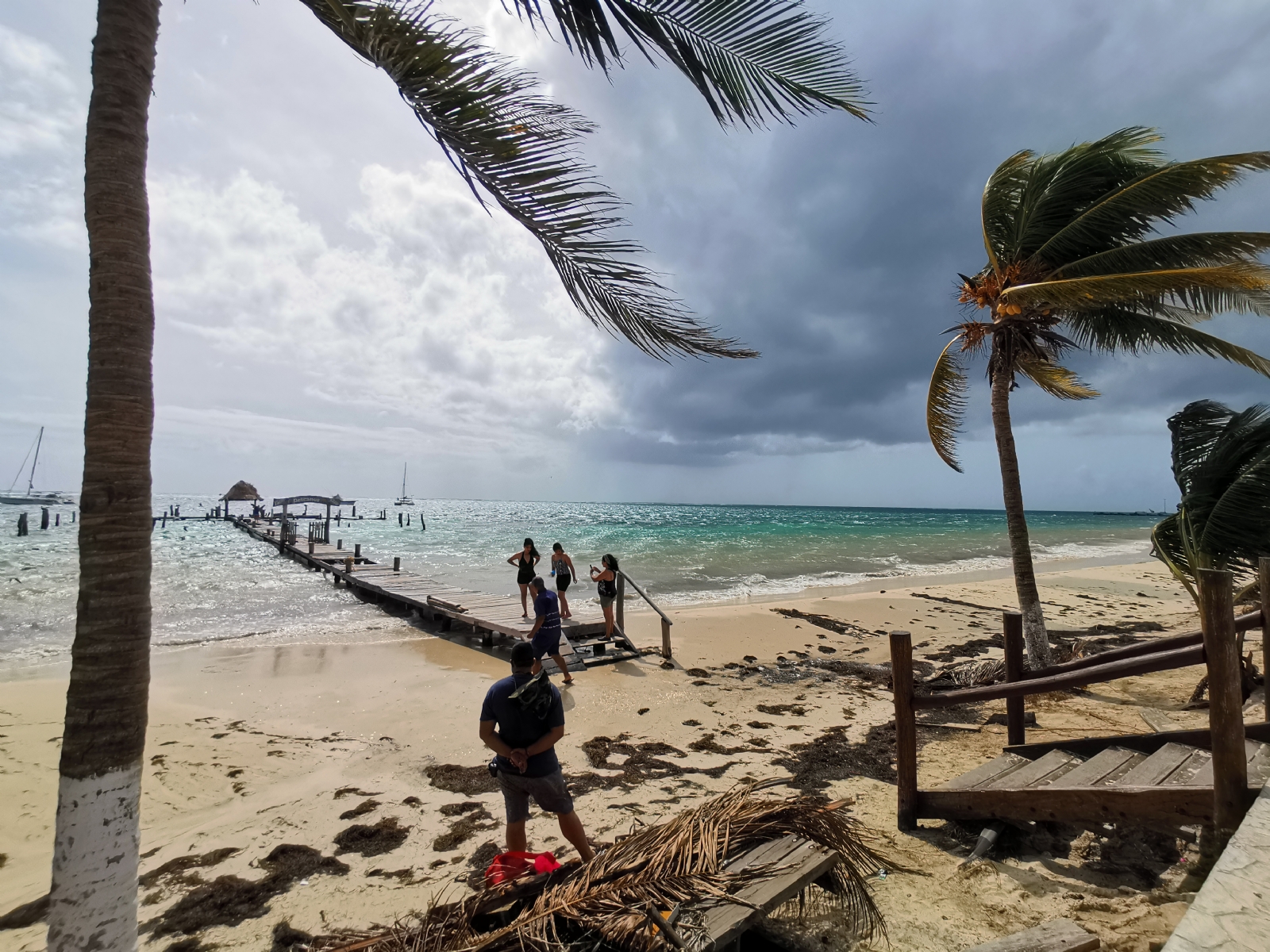 El Potencial Ciclón Uno se localiza a 90 kilómetros de Cabo Catoche y a 200 kilómetros de Cozumel según la Conagua