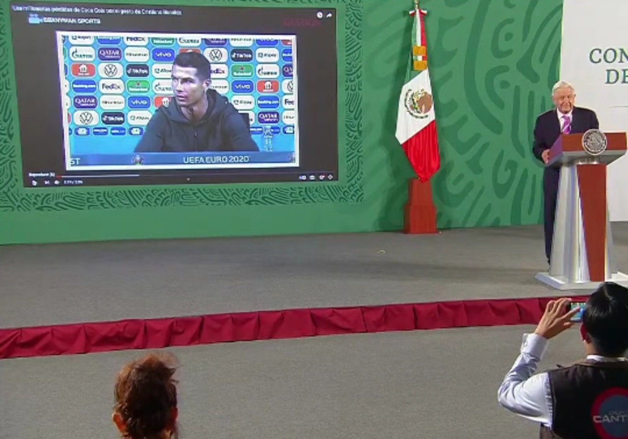 AMLO aplaude a Cristiano Ronaldo su rechazo al consumo de refrescos