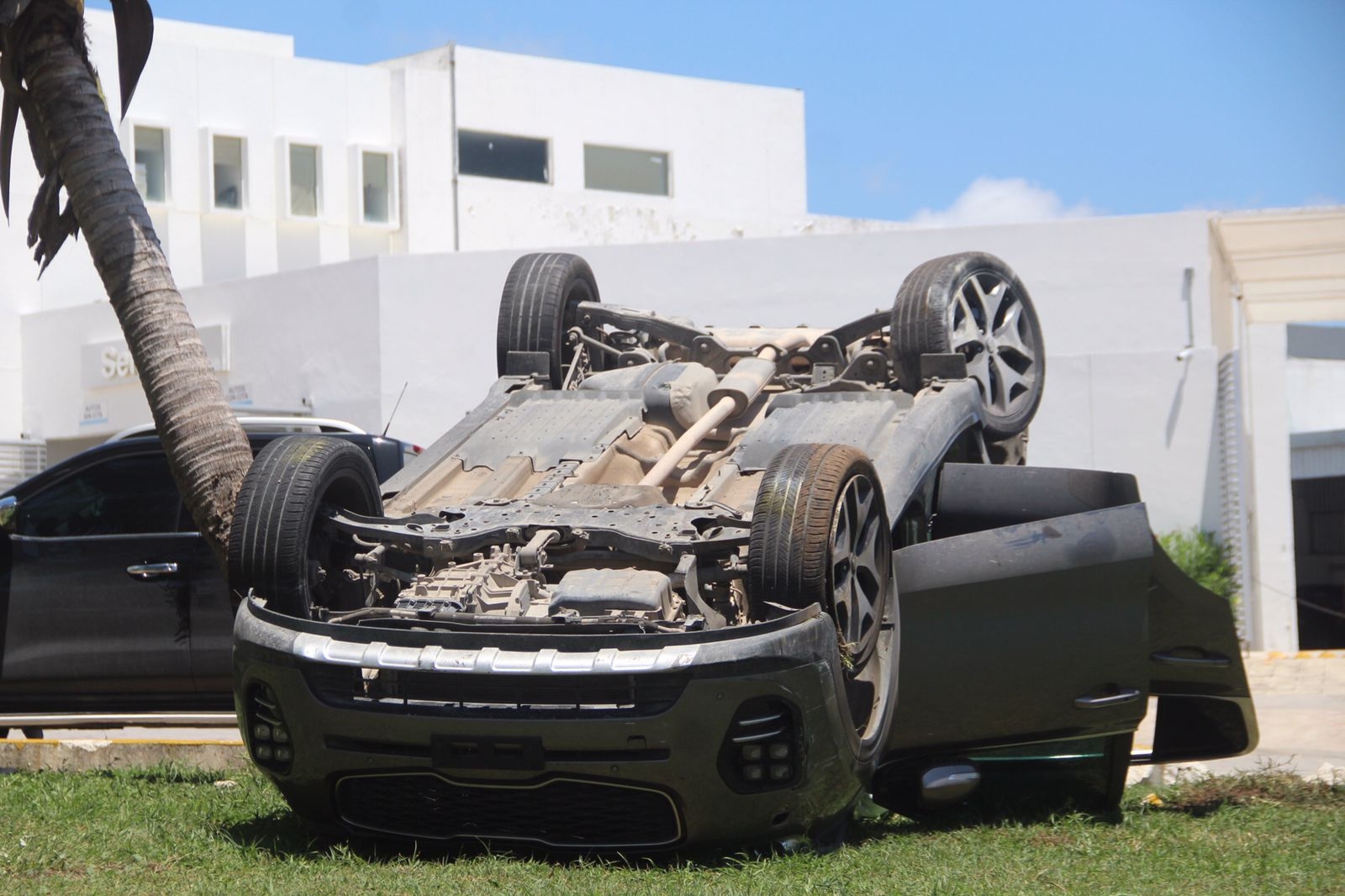 La volcadura ocurrió sobre la avenida Bonampak de Cancún, Quintana Roo