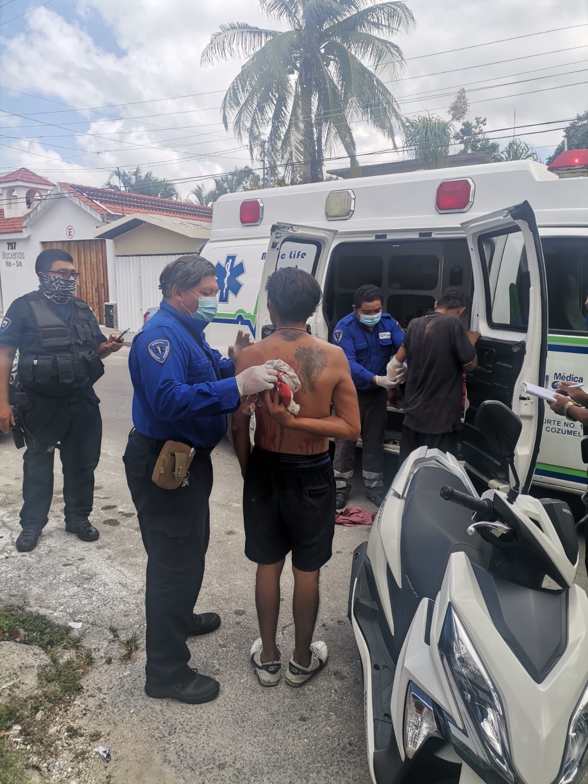 Asaltan y apuñalan a un hombre en la Avenida 50 de Cozumel; ladrón también resulta herido
