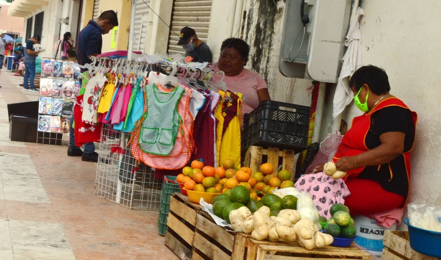 Los pequeños comercios se encuentran inconformes con el ambulantaje, ya que estos no pagan luz, agua, predial, etc Los pequeños comercios se encuentran inconformes con el ambulantaje, ya que estos no pagan luz, agua, predial, etc