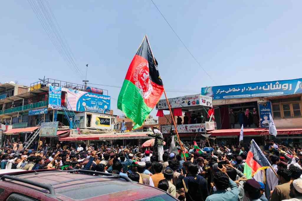Los manifestantes se oponían a la bandera del Emirato Islámico que usan los talibanes