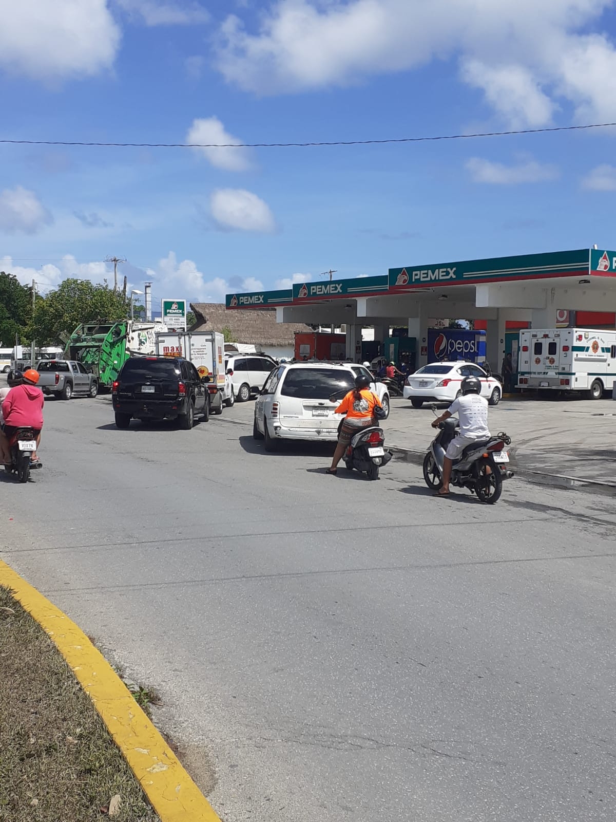 Los conductores esperaban alcanzar a comprar gasolina, aunque los dispensadores daban prioridad a ambulancias y patrullas en Cozumel