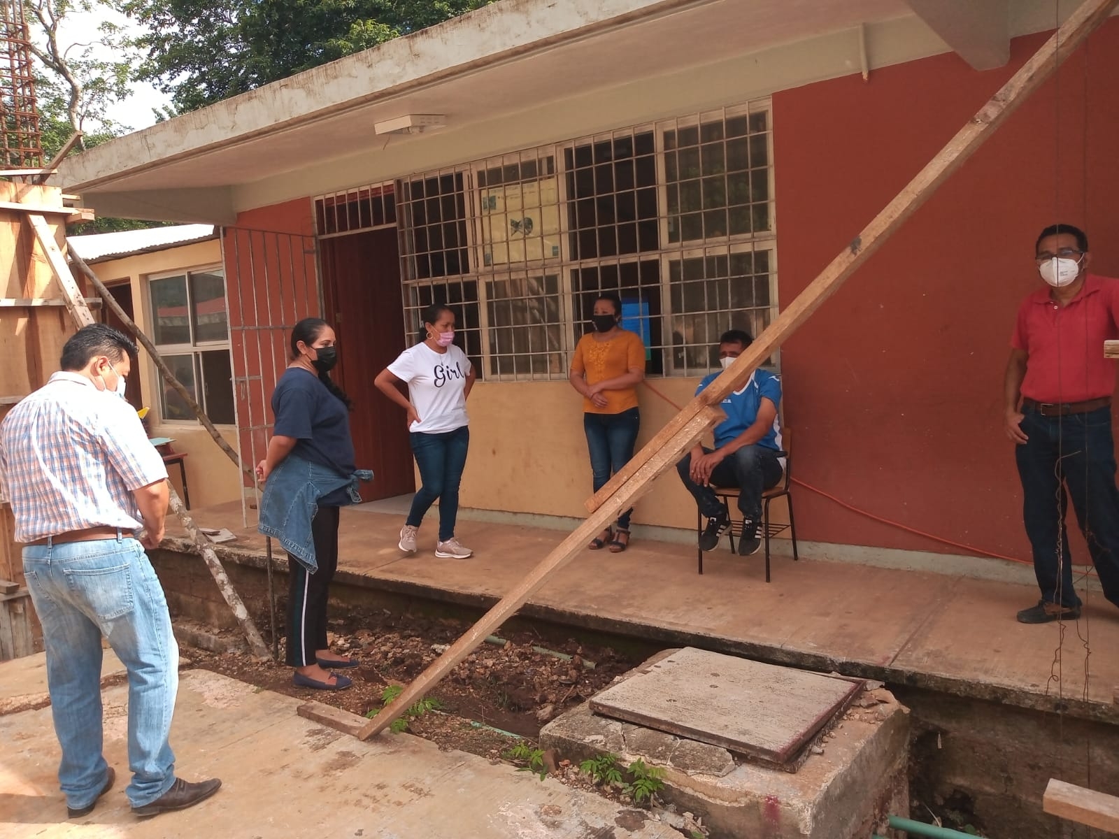 Los padres de familia esperan el resultado de la prueba COVID-19 del profesor