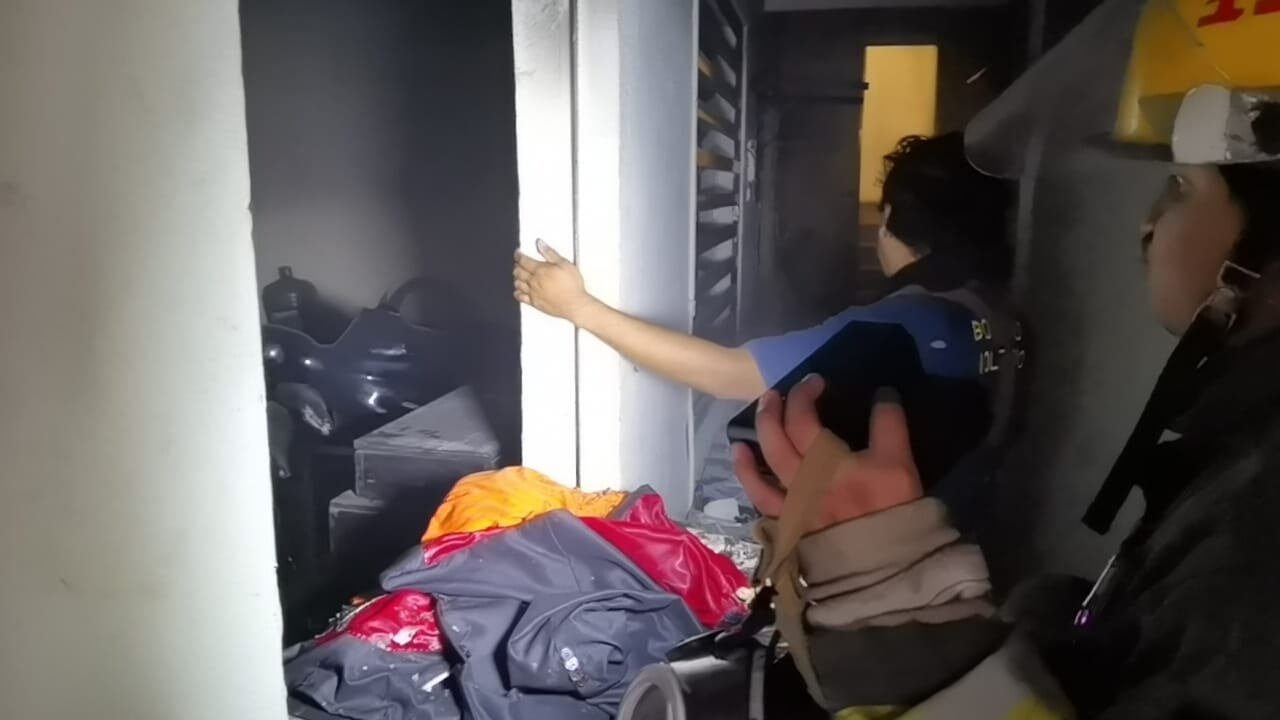 Al lugar llegaron bomberos, voluntarios y Protección Civil, quienes a base de chorro de agua comenzaron a atacar las llamas Al lugar llegaron bomberos, voluntarios y Protección Civil, quienes a base de chorro de agua comenzaron a atacar las llamas
