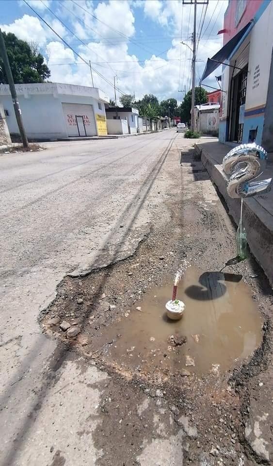 En las imágenes se puede ver cómo cada bache tiene su respectivo globo y pastel para celebrar
