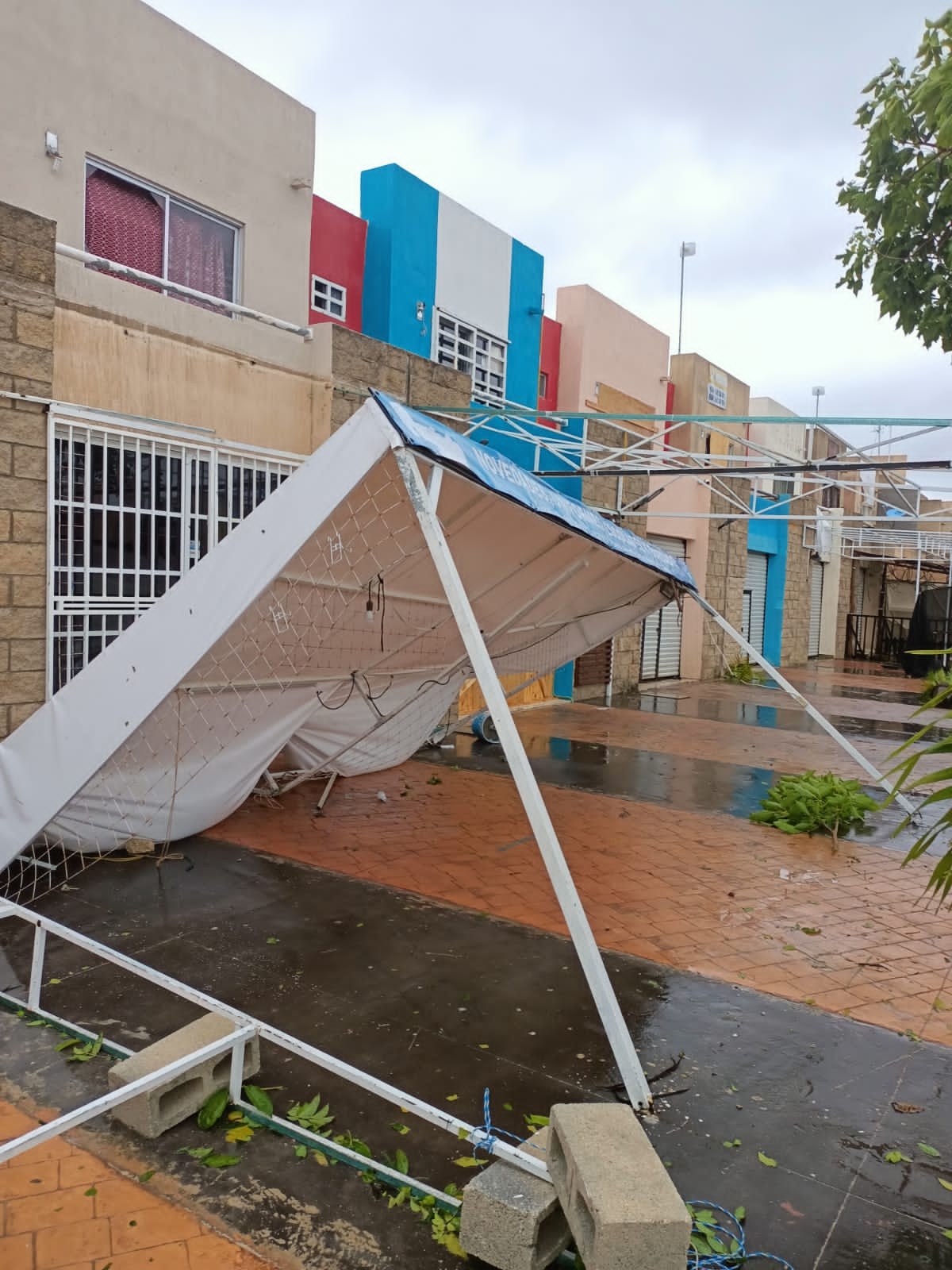 Se esperan lluvias puntuales torrenciales de 150.1 a 250.0 mm en las próximas 24 h sobre Campeche, Yucatán y Quintana Roo