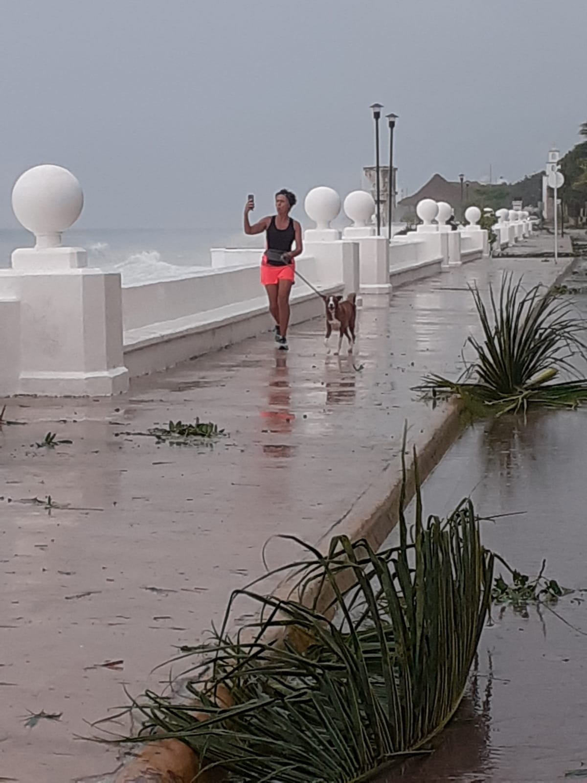 En la rampa de Sedena el mar sacó cantidad de piedras tras el oleaje